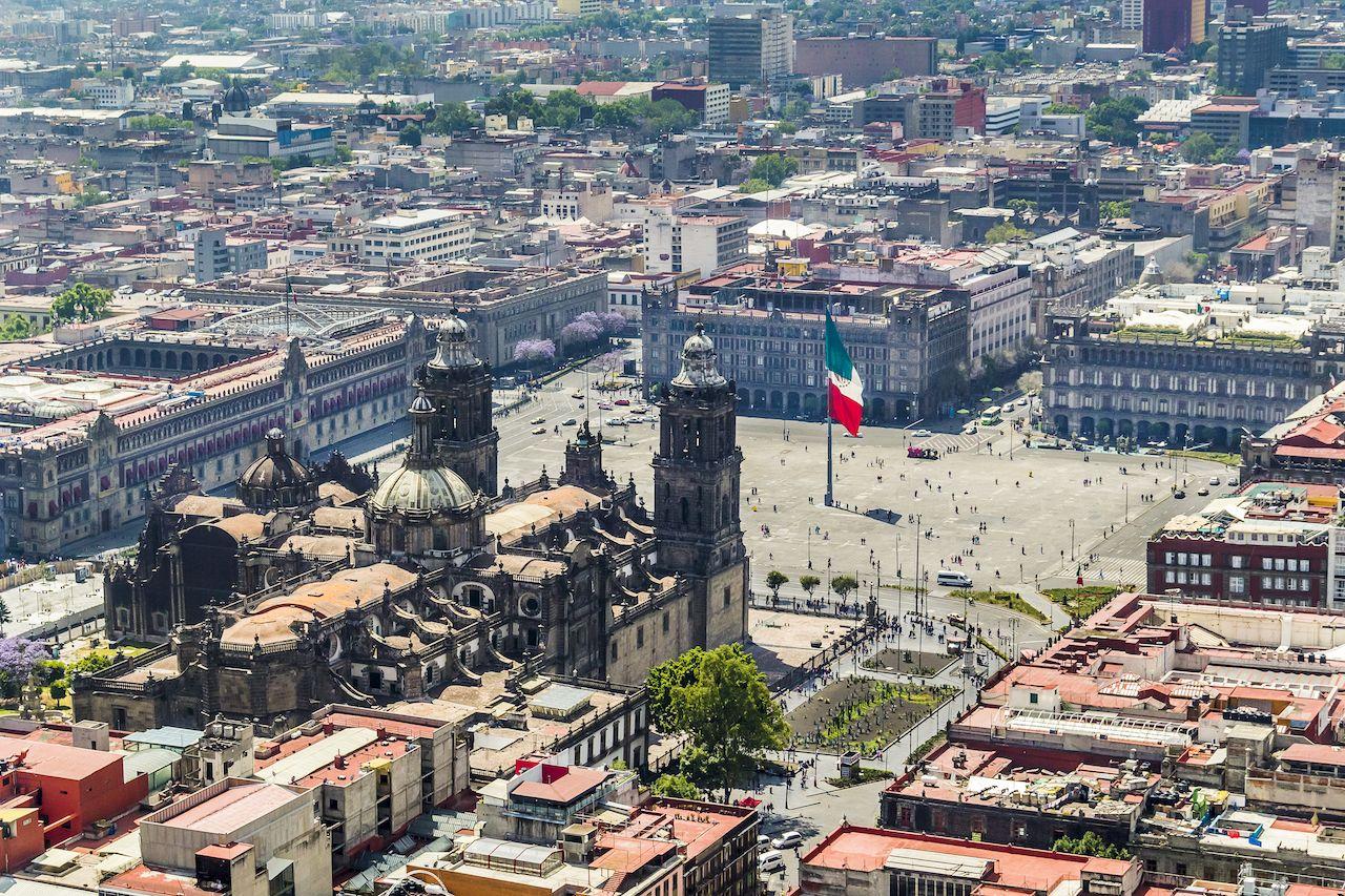 Luftaufnahme von Mexiko-Stadt mit Sockel, Flagge und den wichtigsten Gebäuden der Regierung Mexikos
