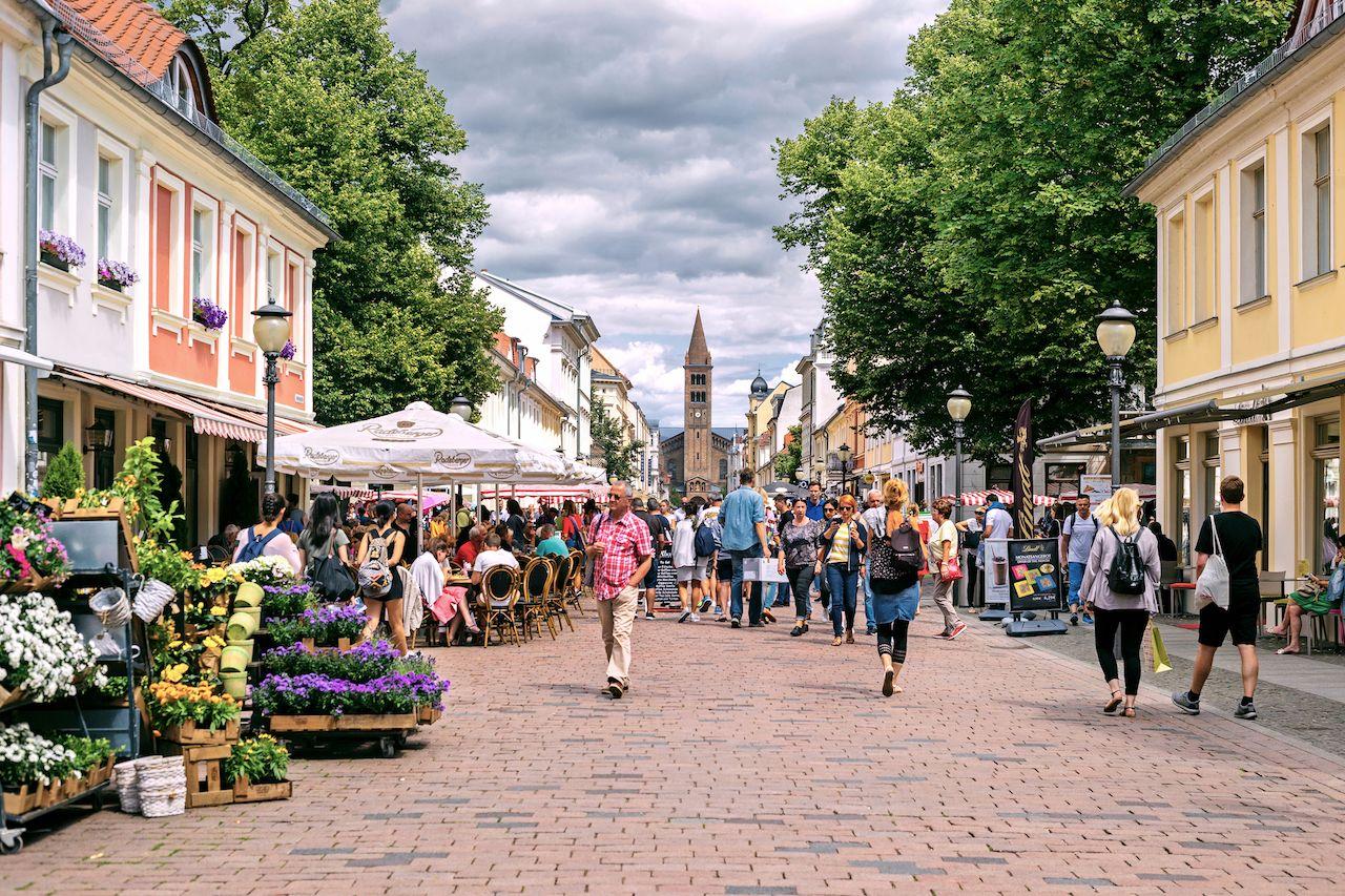 Strada affollata Brandenburger nel centro di Potsdam