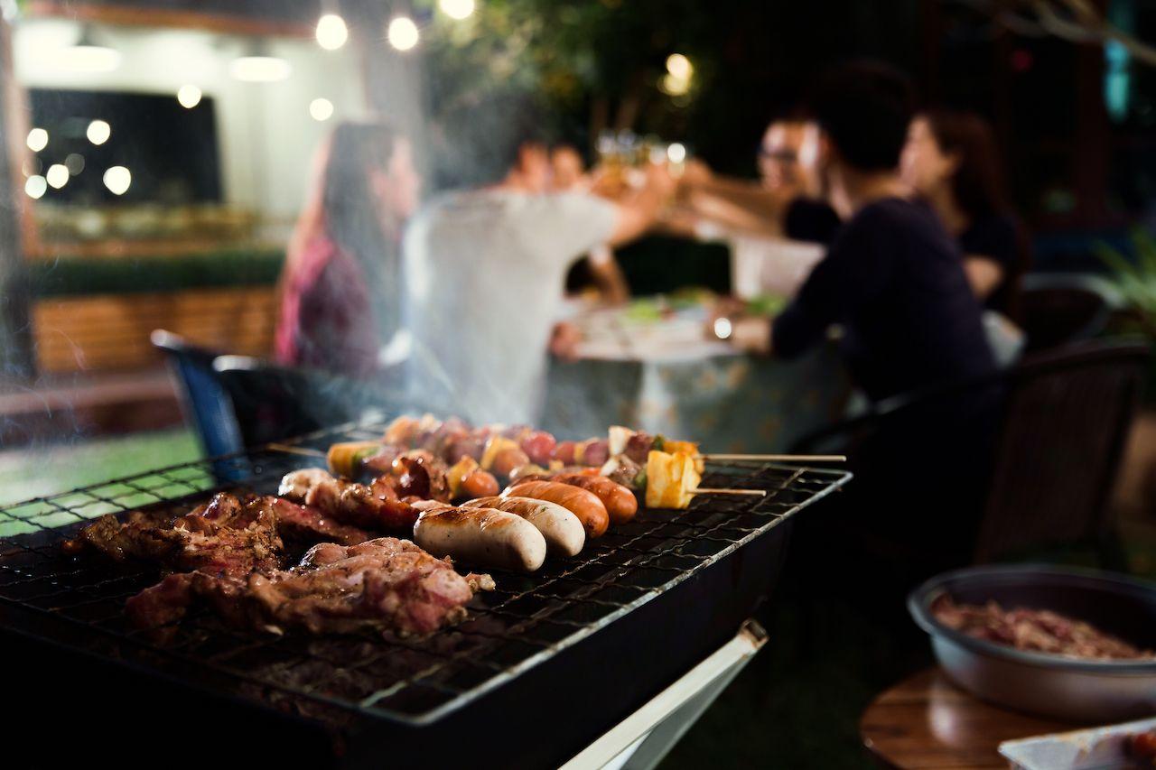Barbecue e maiale arrosto di notte