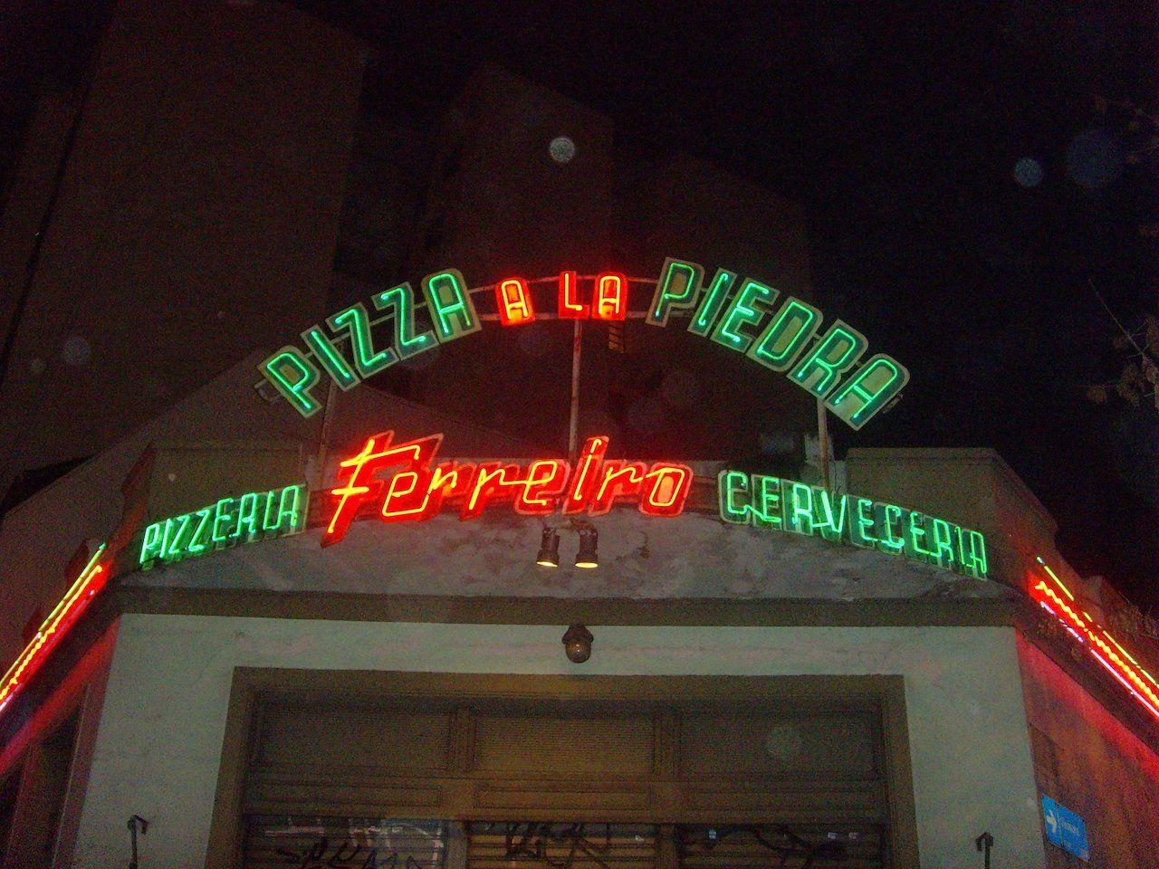 Esterno della Pizzeria Ferreiro a Buenos Aires, Argentina