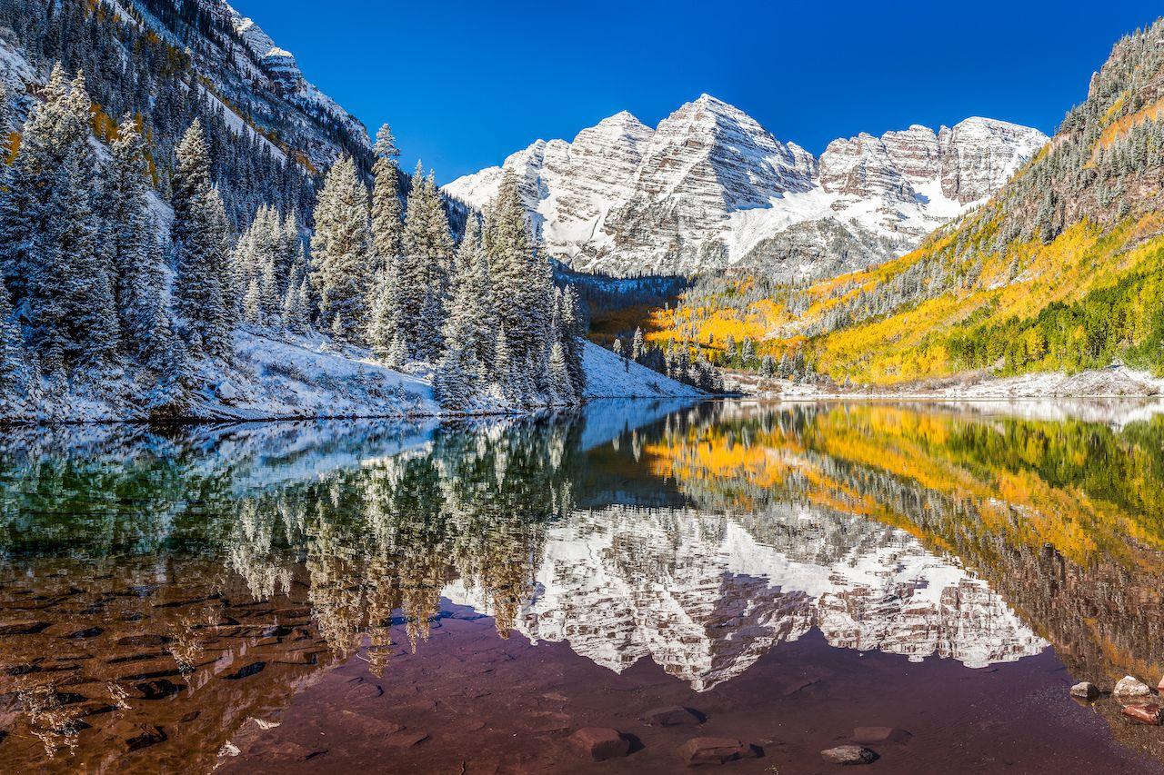 Winter und herbstliche Laubfärbung bei Maroon Bells, Aspen, Colorado