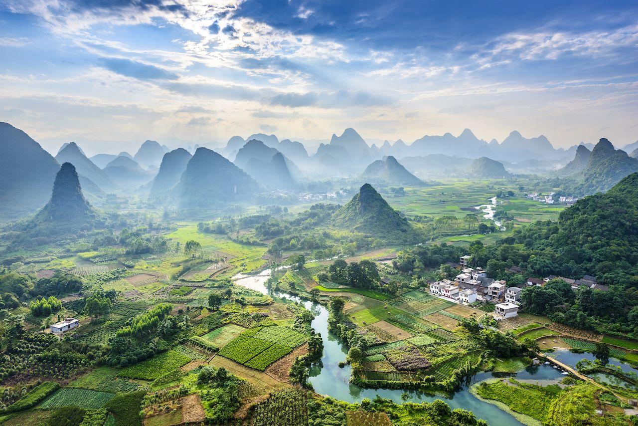 Landschaft von Guilin und Li Fluss sowie Karstberge in China