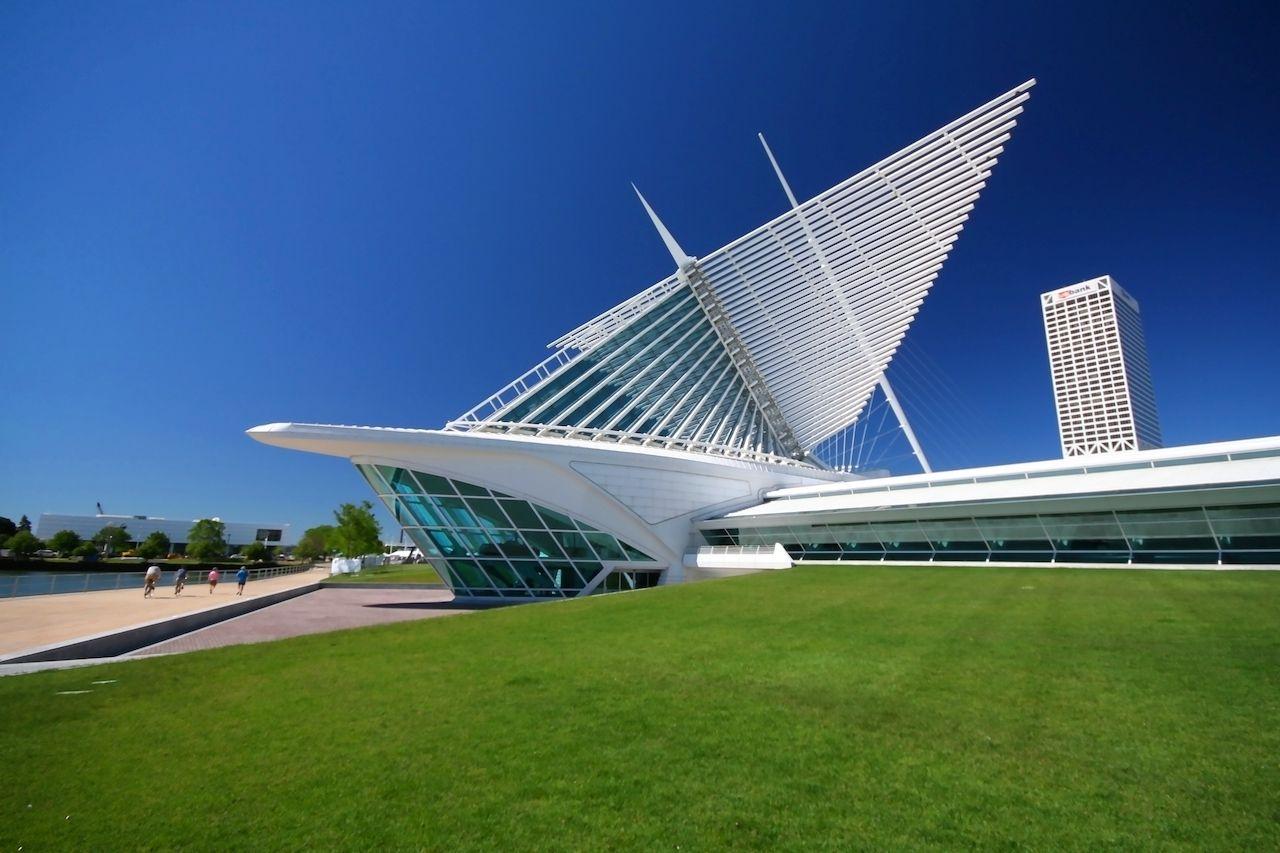 Il Museo d'Arte di Milwaukee in una giornata estiva con cielo blu chiaro