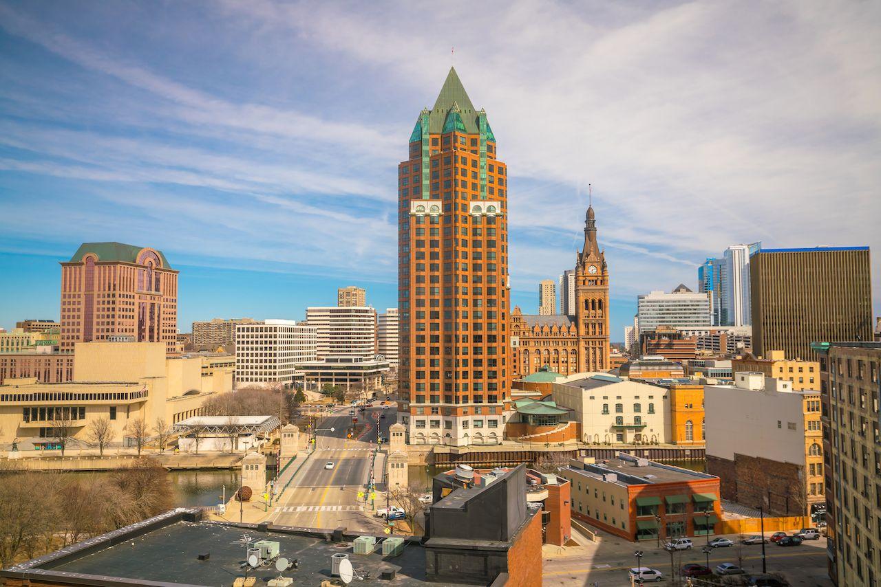 Scorcio del centro con edifici a Milwaukee a mezzogiorno