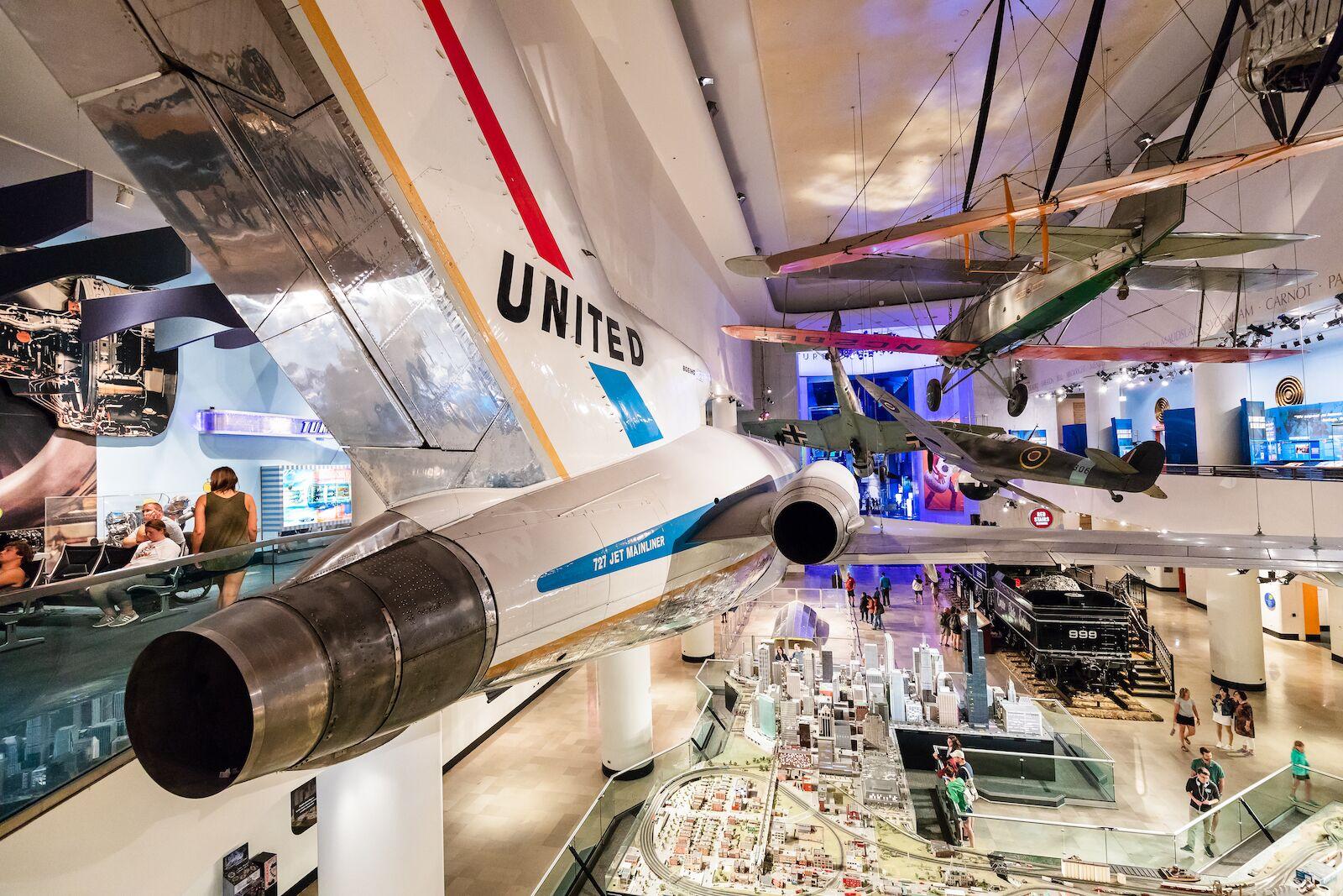 Flugzeugexponate im Museum für Wissenschaft und Industrie in Chicago. Das Museum für Wissenschaft und Industrie ist eines der besten Museen in Chicago.