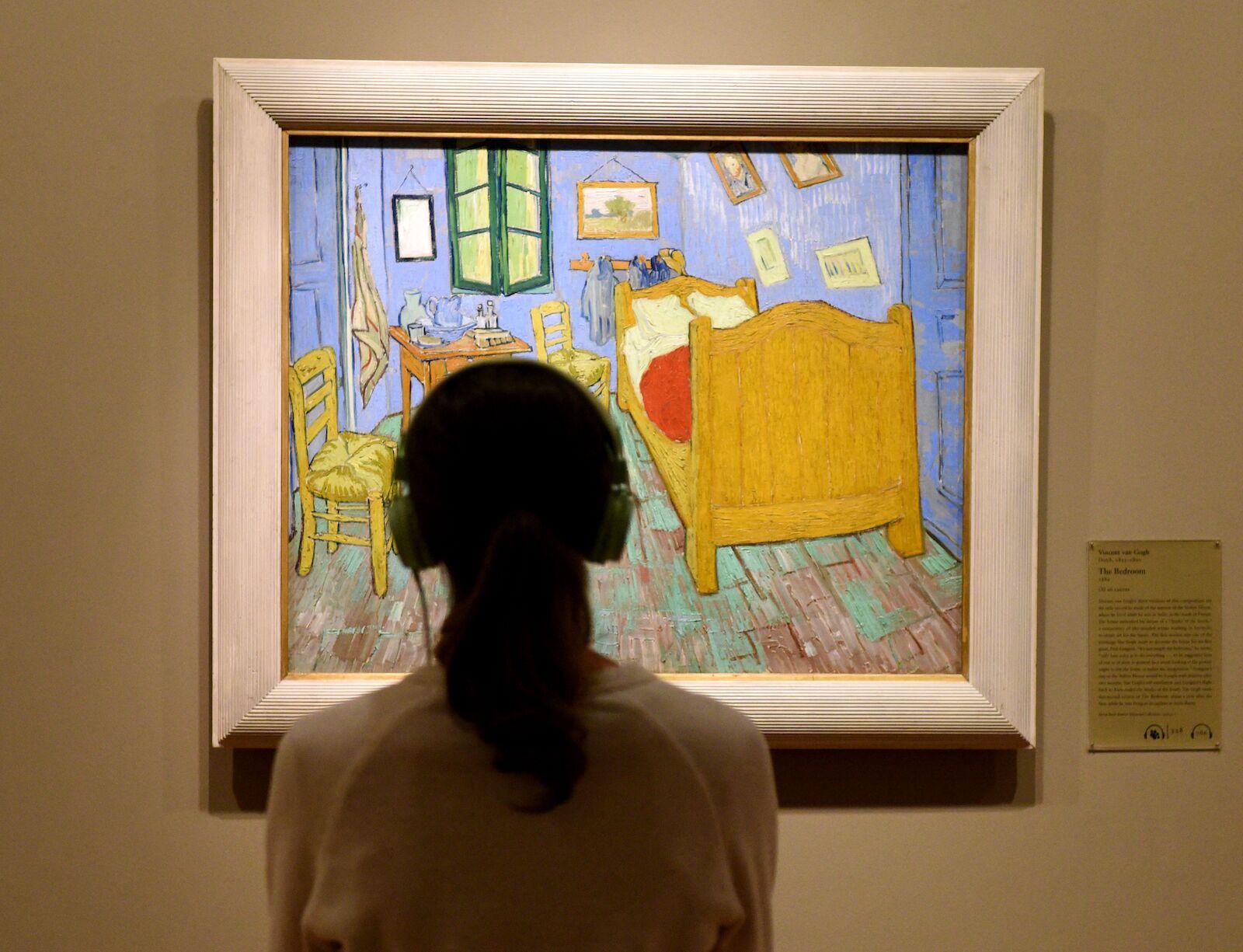 Person bewundert Van Goghs "Das Schlafzimmer" im Art Institute of Chicago.