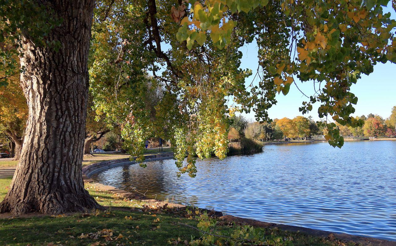 Colori autunnali a Washington Park vicino al lago a Denver, Colorado