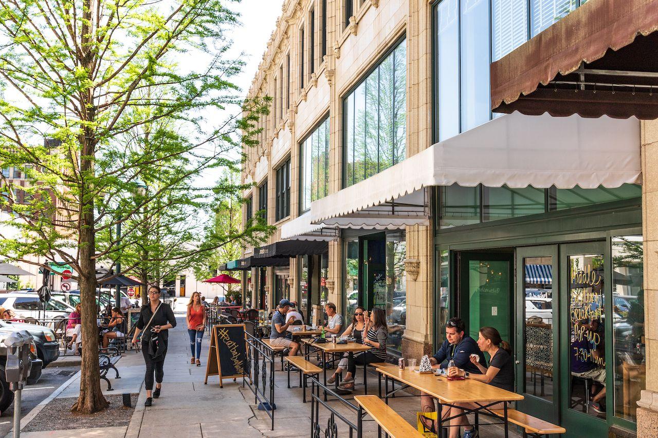 Strada nel centro di Asheville, Carolina del Nord