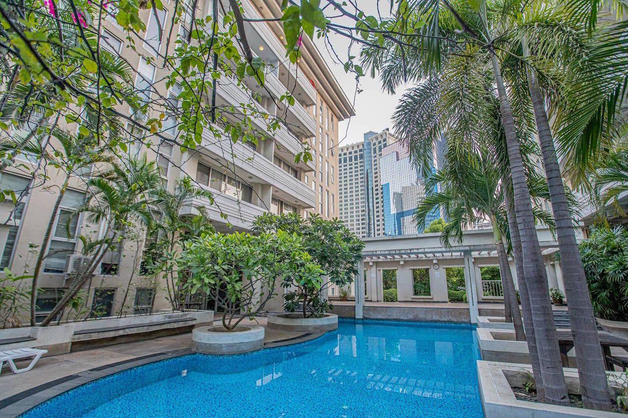 Accommodation-in-Bangkok-Airbnb-Central-one-bedroom-apartment-with-pool