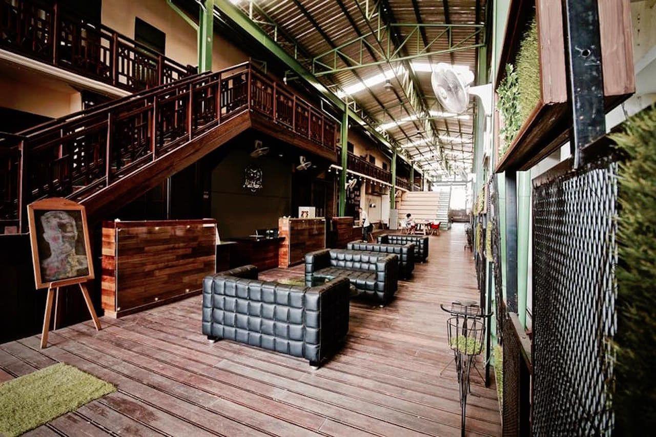 Accommodation-in-Bangkok-Hostel-Art-Hotel-Sanamchai