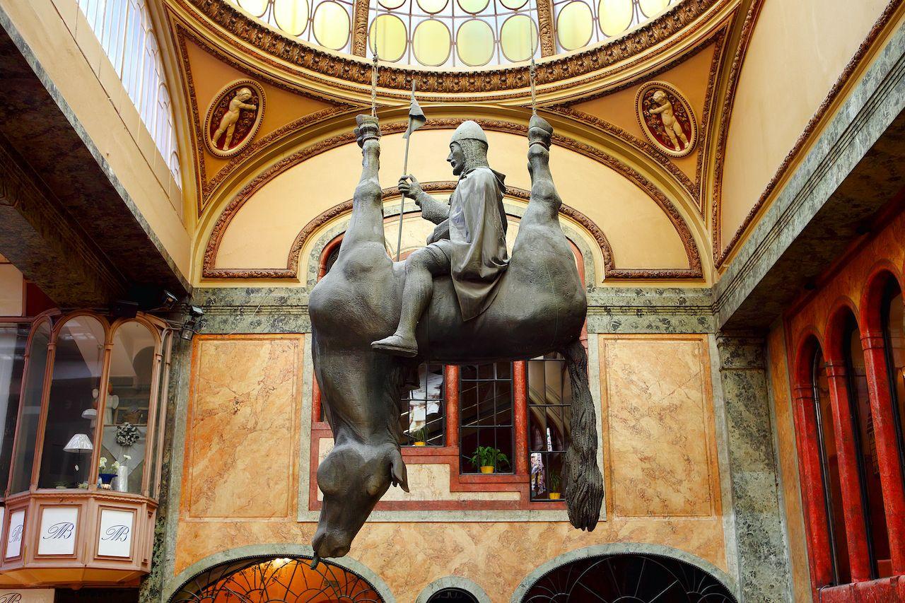 Praga, Repubblica Ceca - 24 Aprile 2015: scultura dell'artista David Černý appesa nel Palazzo Lucerna dal 2000 è un'adattamento controverso della statua di San Venceslao, arte e cultura di Praga