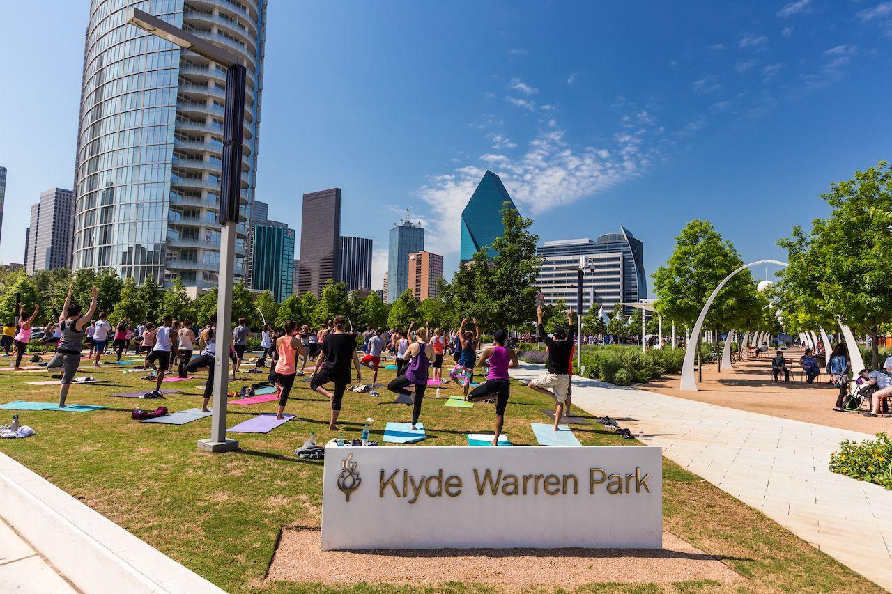 Menschen machen Yoga im Klyde Warren Park in der Innenstadt von Dallas