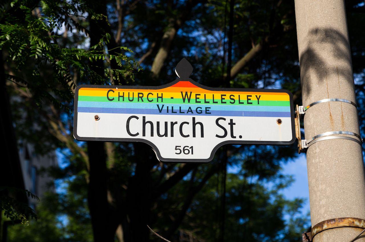 Schild für Church Wellesley Village im Zentrum von Toronto