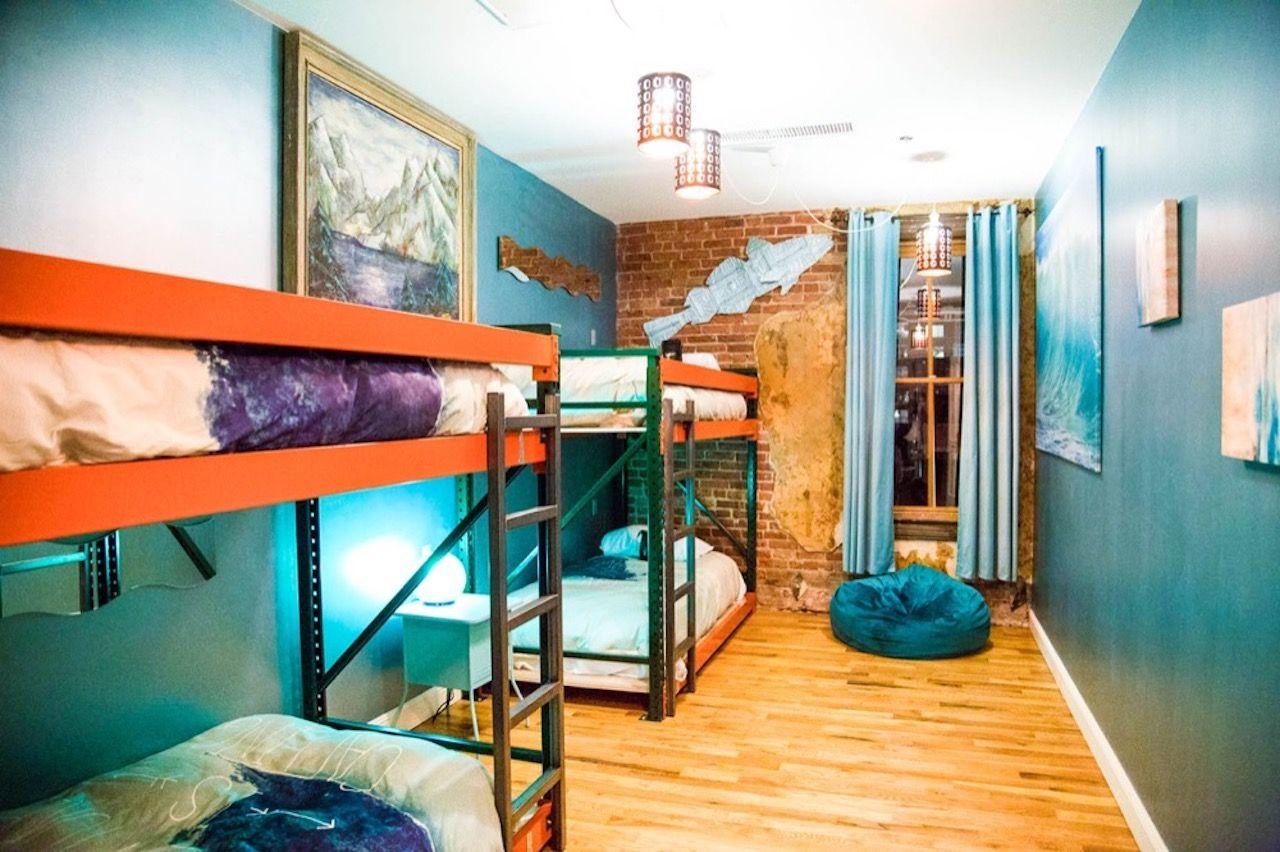 Dormitorio dell'Hostel Fish con letti a castello a Denver