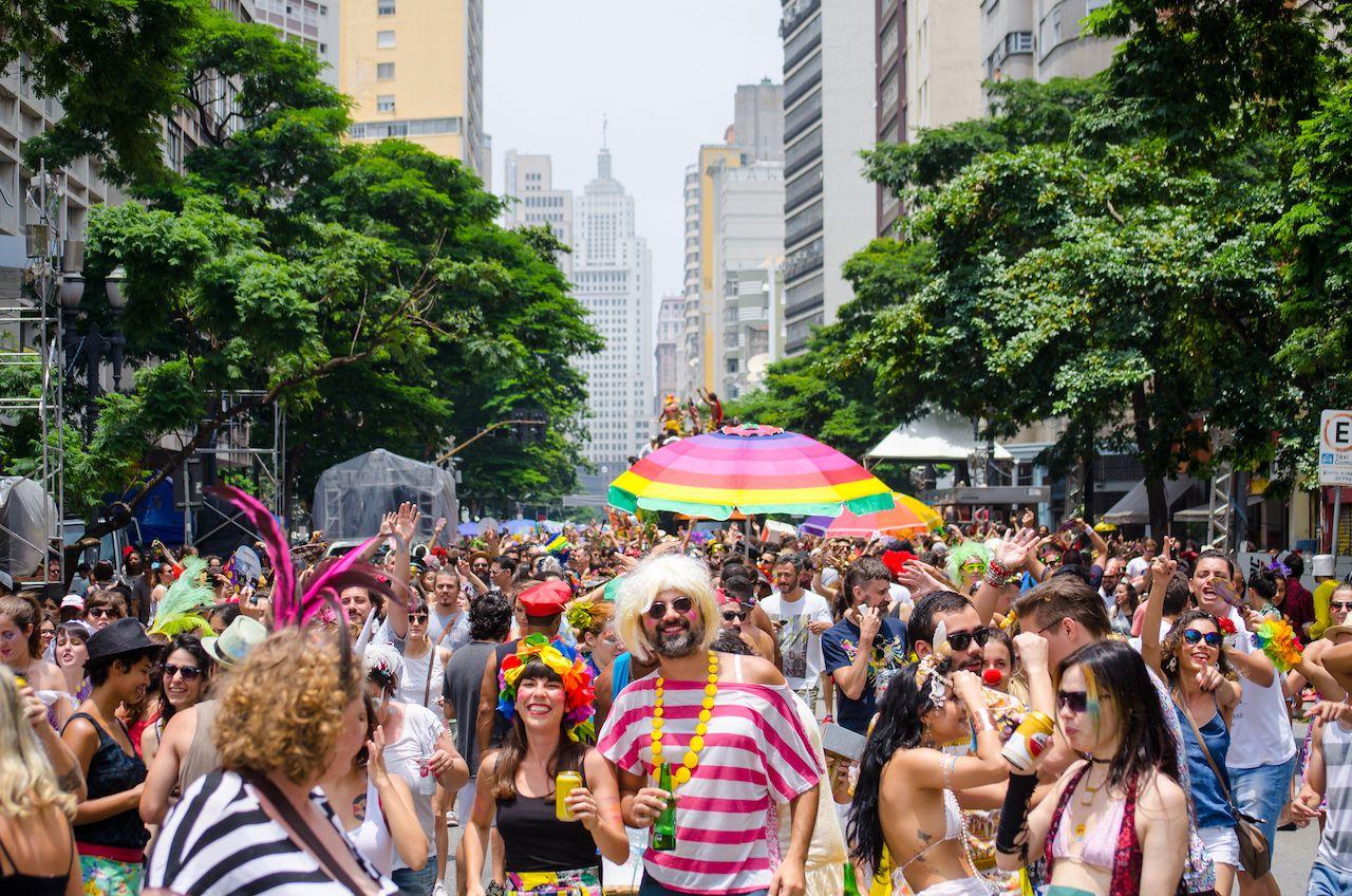 I festaioli partecipano al blocco stradale Tarado e voce durante il Carnaval
