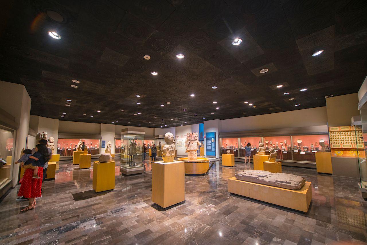 Vista panoramica di una sala espositiva nel Museo Nazionale di Antropologia di Città del Messico