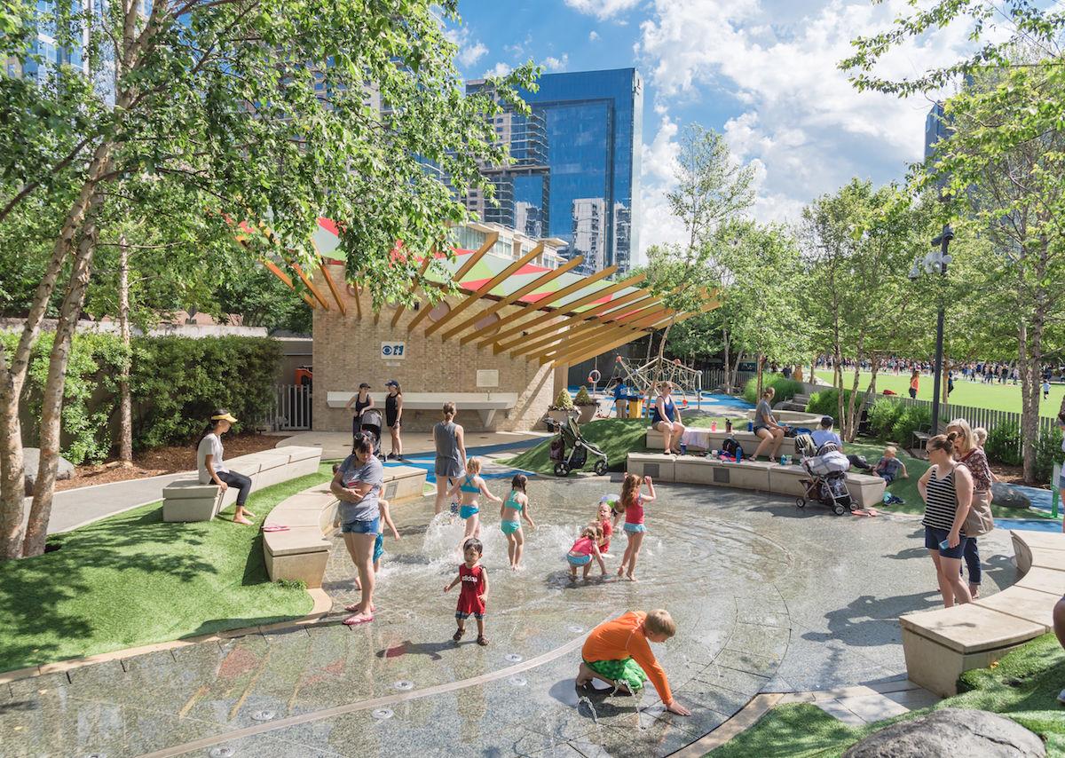 Bambini che giocano in un parco di Dallas