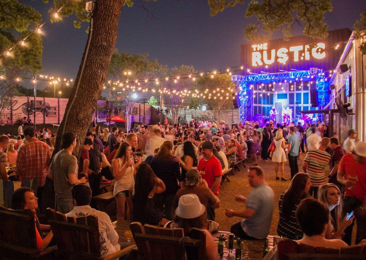 Persone all'esterno del The Rustic Dallas