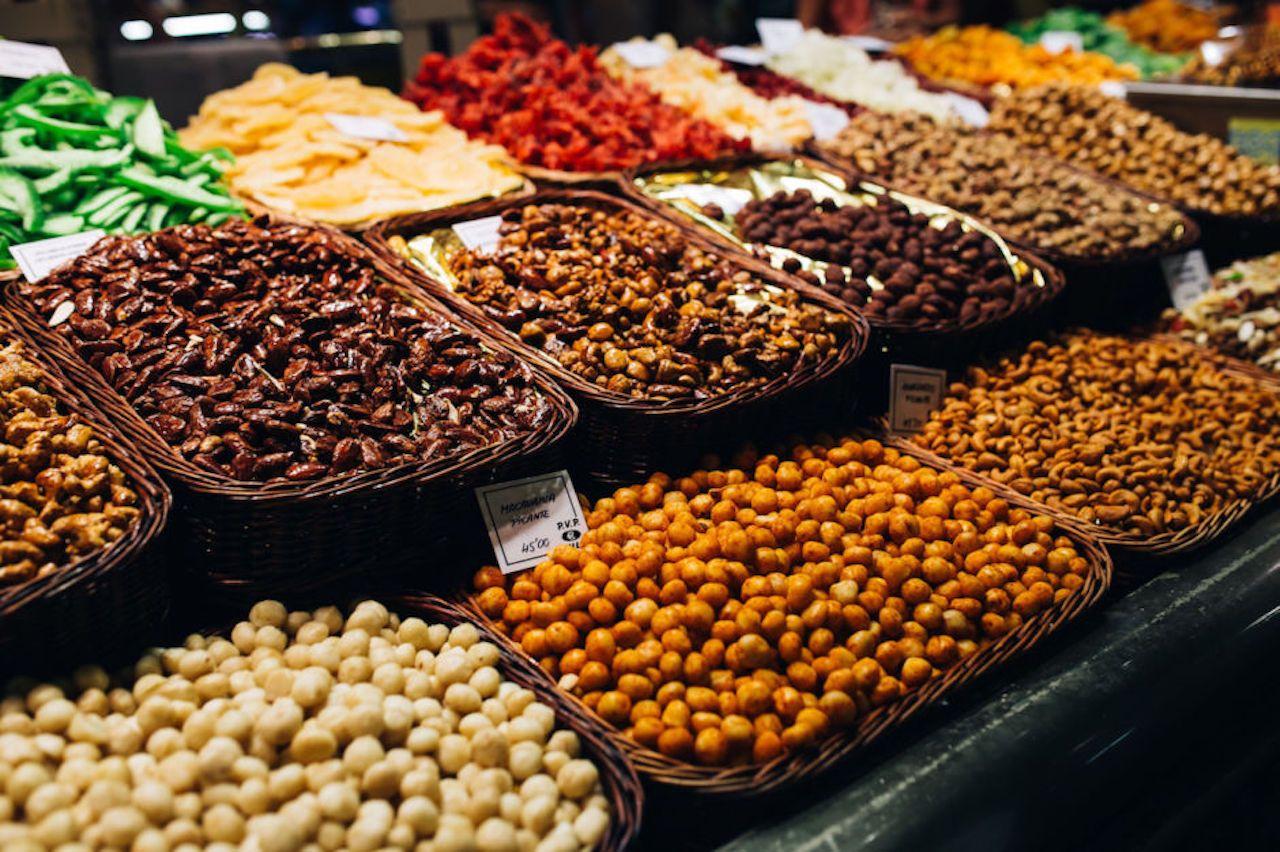 Frutta secca al Mercat de Sant Josep de La Boqueria a Barcellona