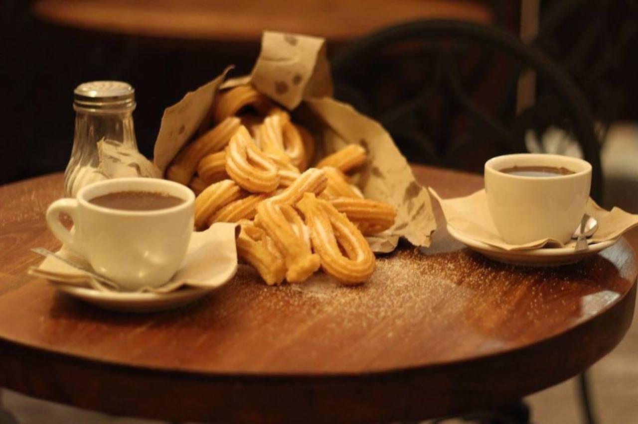 Churros e cioccolata calda in un caffè di Barcellona