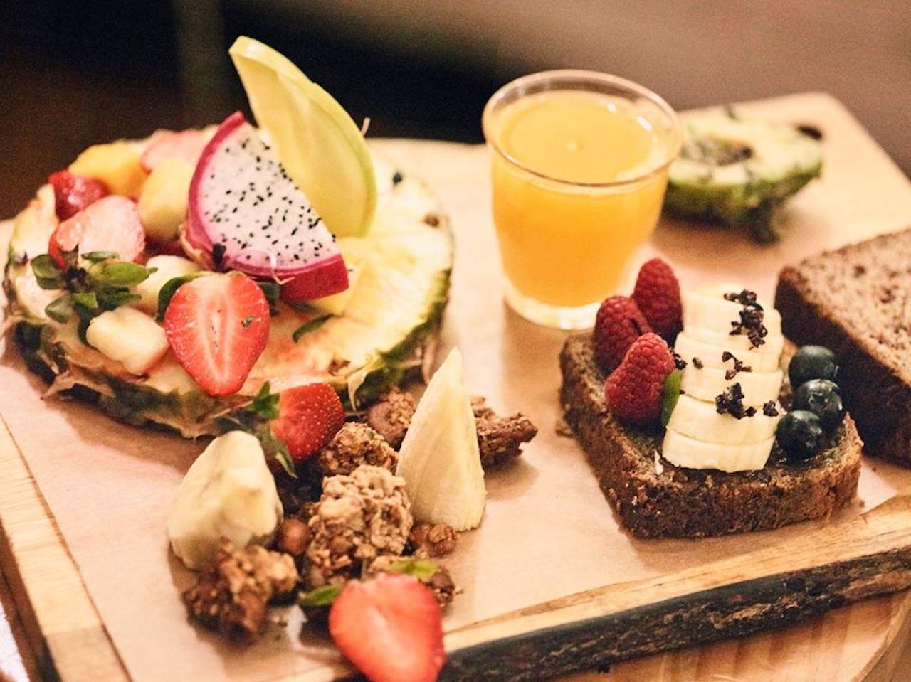 Brunch e Cake ristorante a Barcellona con succo d'arancia