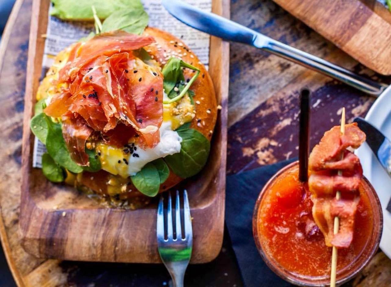 Bagel con uova benedict e bloody mary con bacon dal Alsur Cafe El Born a Barcellona