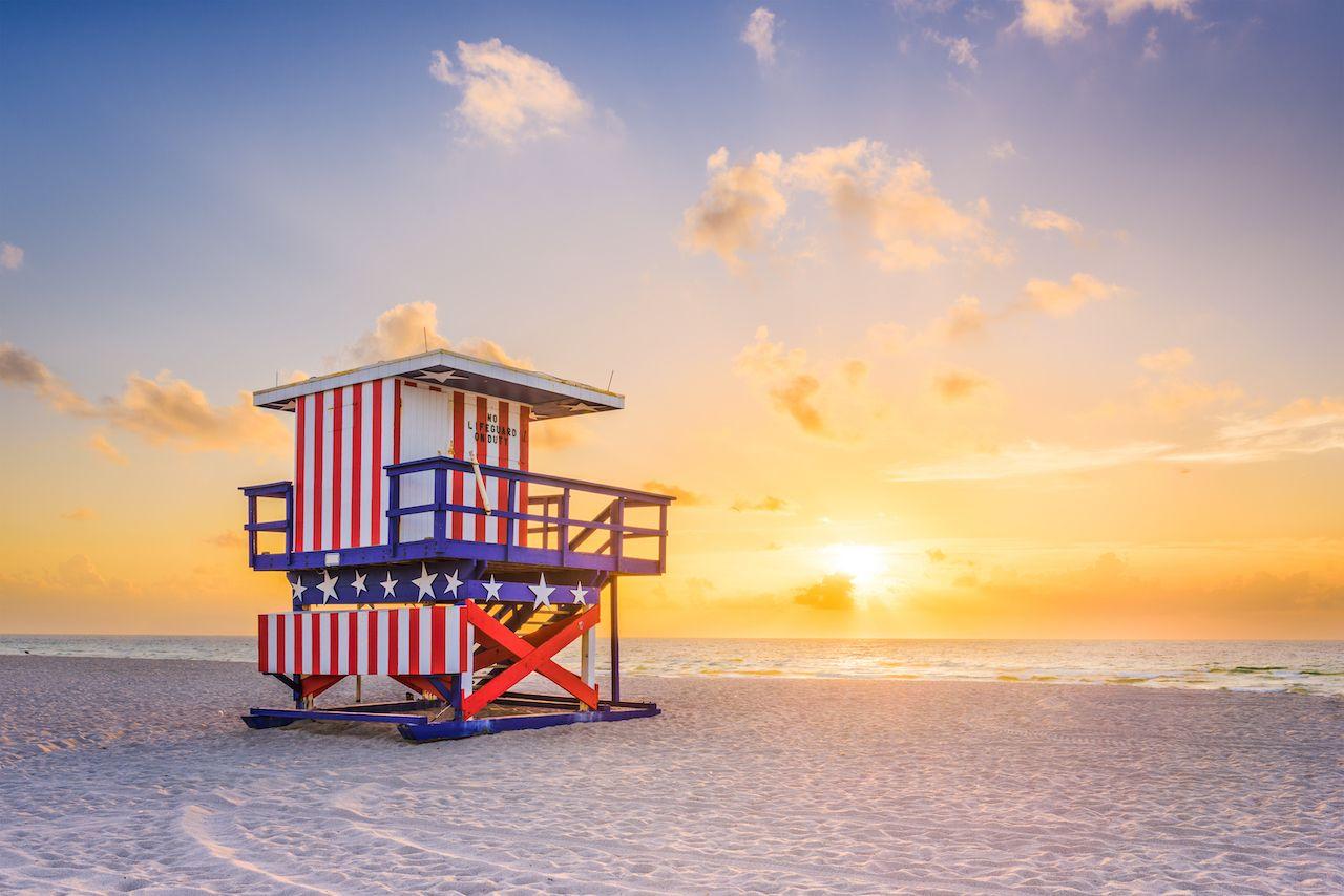 Sonnenaufgang und Rettungsturm in Miami Beach, Florida