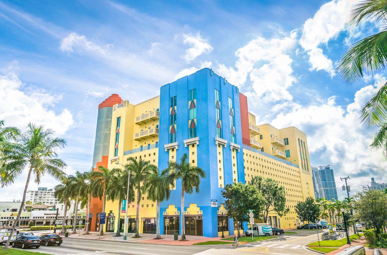 Art Deco Gebäude an der Kreuzung von Washington Avenue mit der 5th Street in South Beach Miami