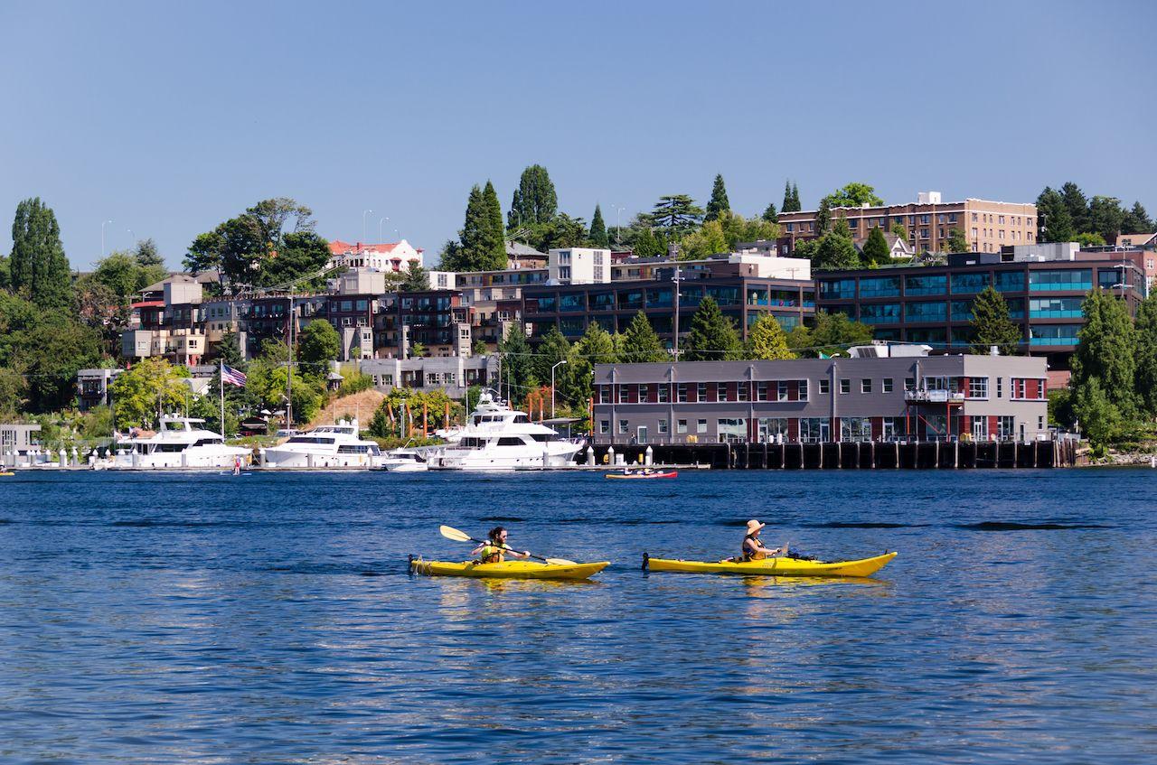 Una coppia di kayaker che si gode una giornata di sole su Lake Union