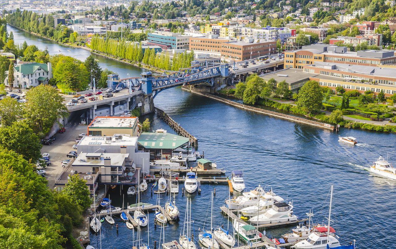 Ponte di Freemond che attraversa il canale in una giornata di sole, Seattle