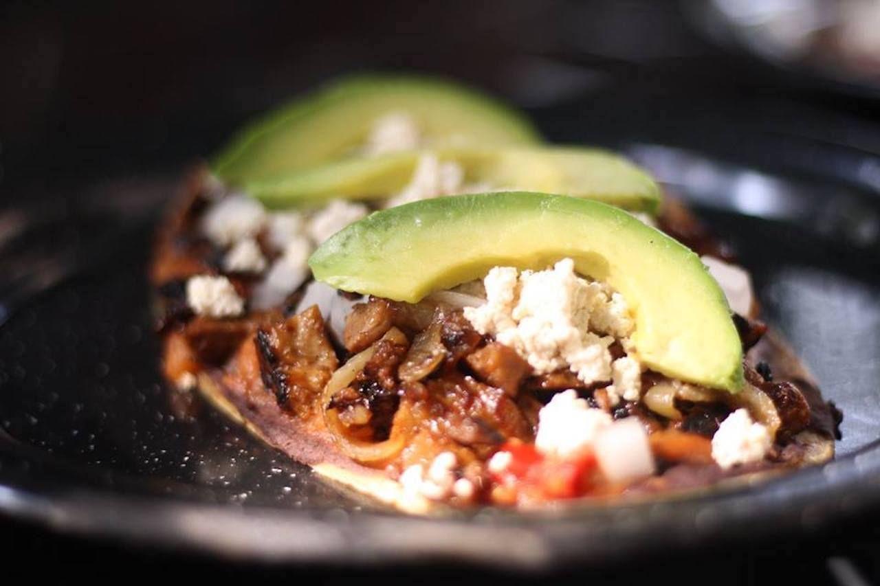 Tacos mit Fleisch, Avocado und Cotija aus einem Restaurant in Mexiko-Stadt