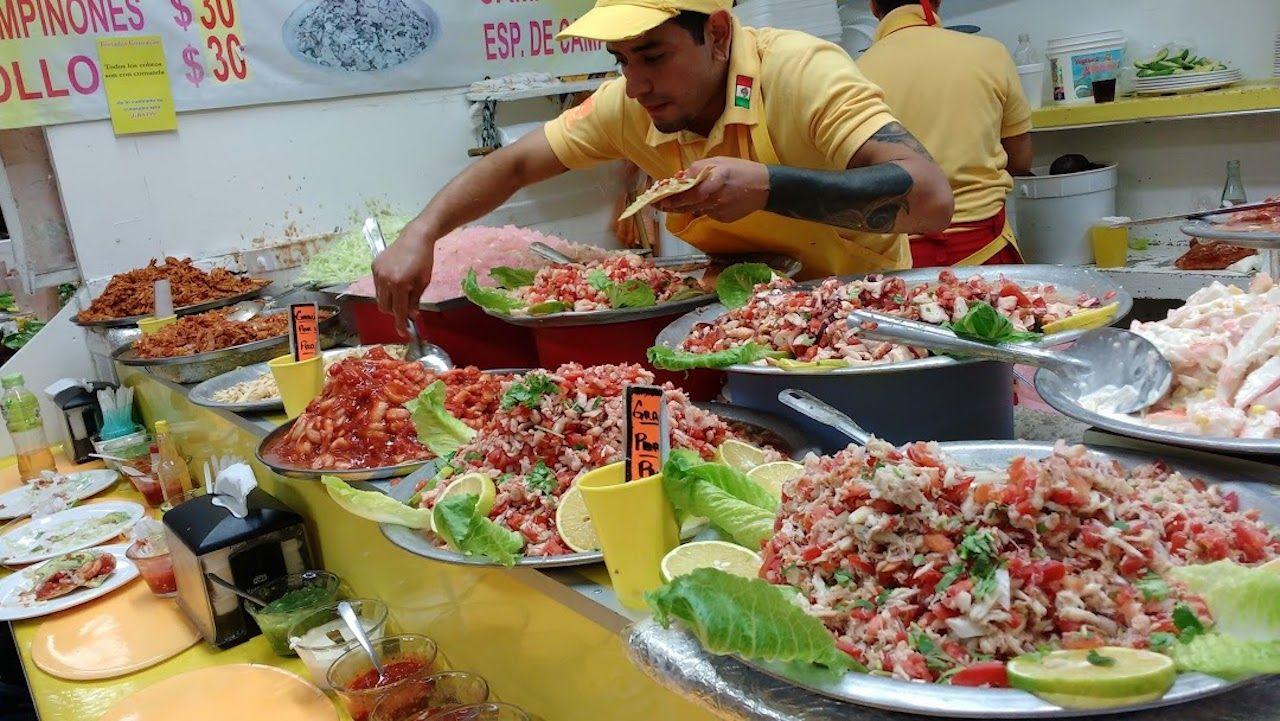 Köche bereiten Essen bei Tostadas Coyoacán in Mexiko-Stadt vor