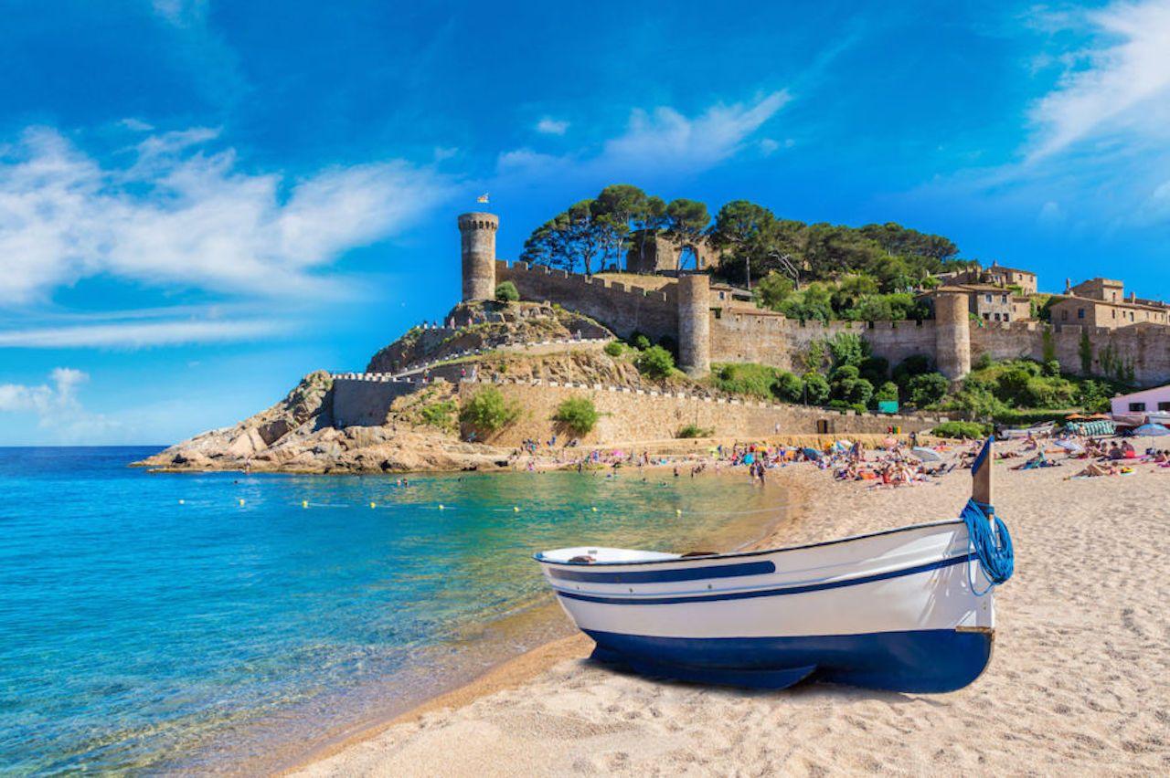 Spiaggia a Tossa de Mar e fortezza in una bellissima giornata estiva, Costa Brava, Catalogna, Spagna