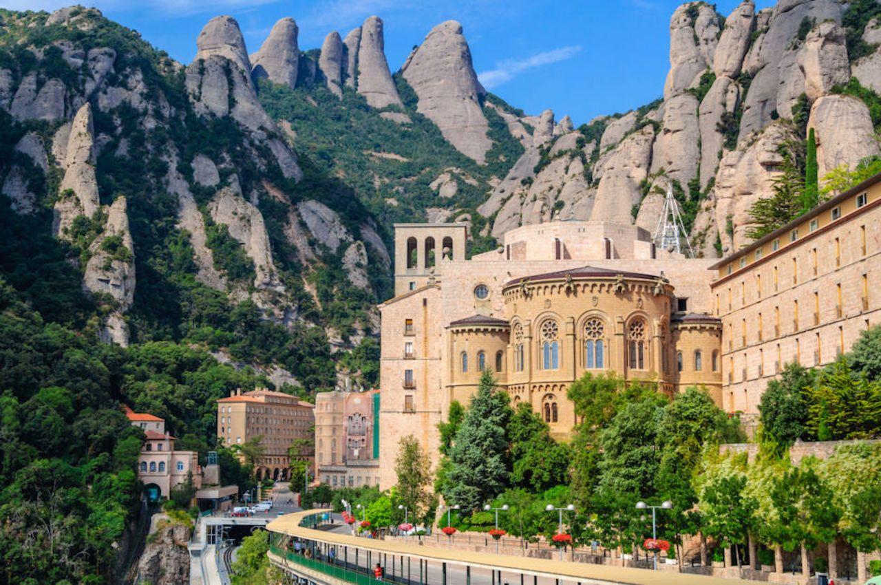 Vista del famoso monastero cattolico di Montserrat sullo sfondo di rocce rotonde, Catalogna, Spagna