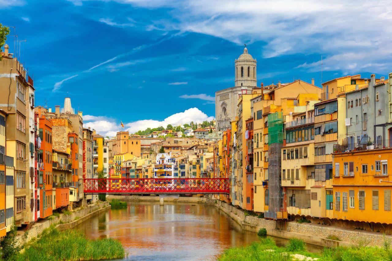 Colorate case gialle e arancioni e Ponte Eiffel a Girona, Catalogna, Spagna