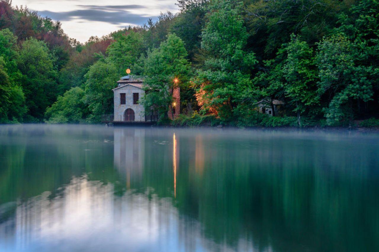 Riflessi nel bacino Santa Fe nel Parco Naturale di Montseny in Catalogna, Spagna