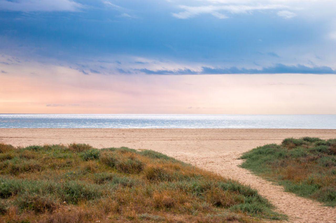 Spiaggia di Castelldefels dopo una giornata tempestosa in Catalogna, Spagna