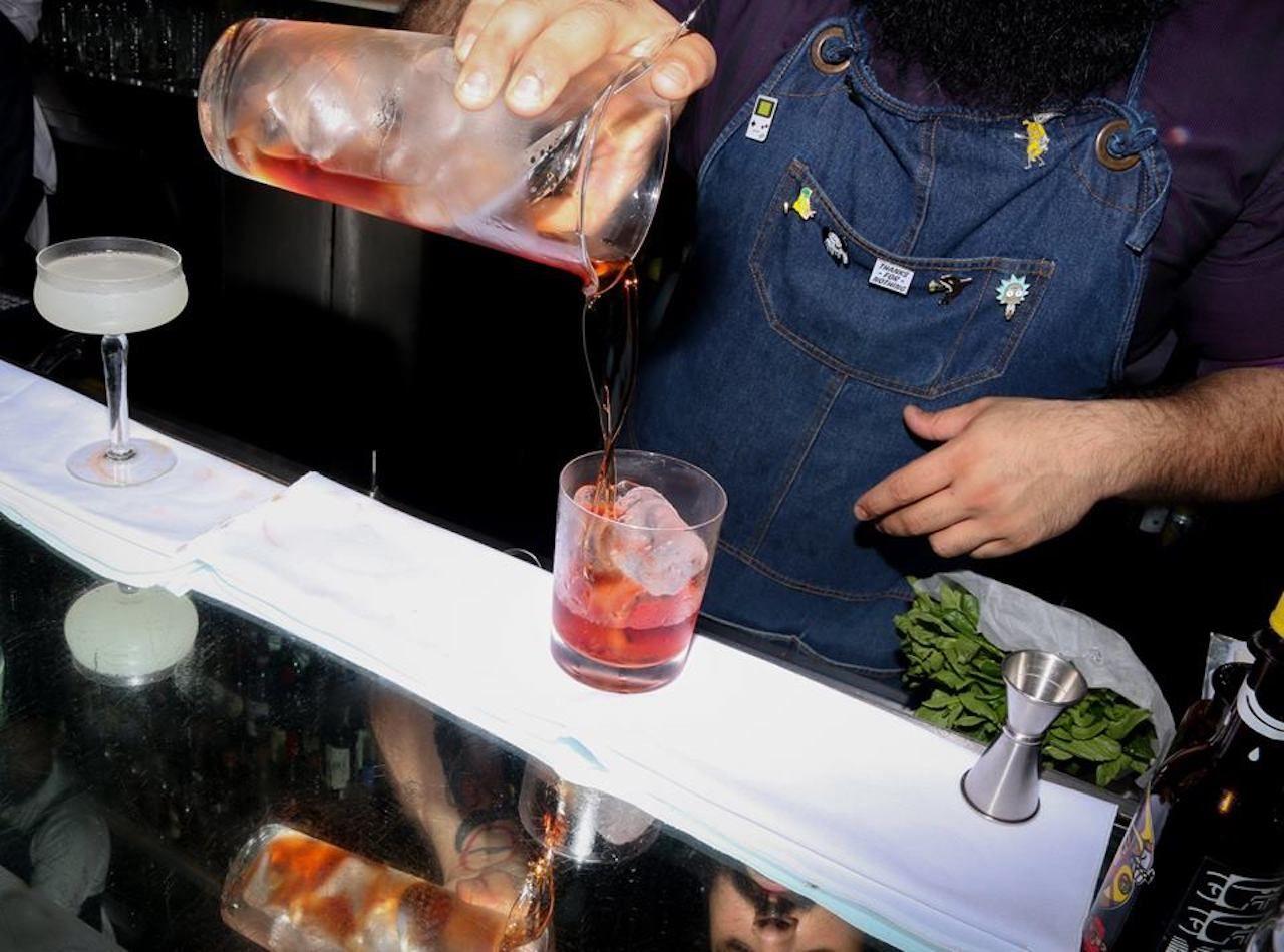 Bartender versa un drink in un bar di Buenos Aires