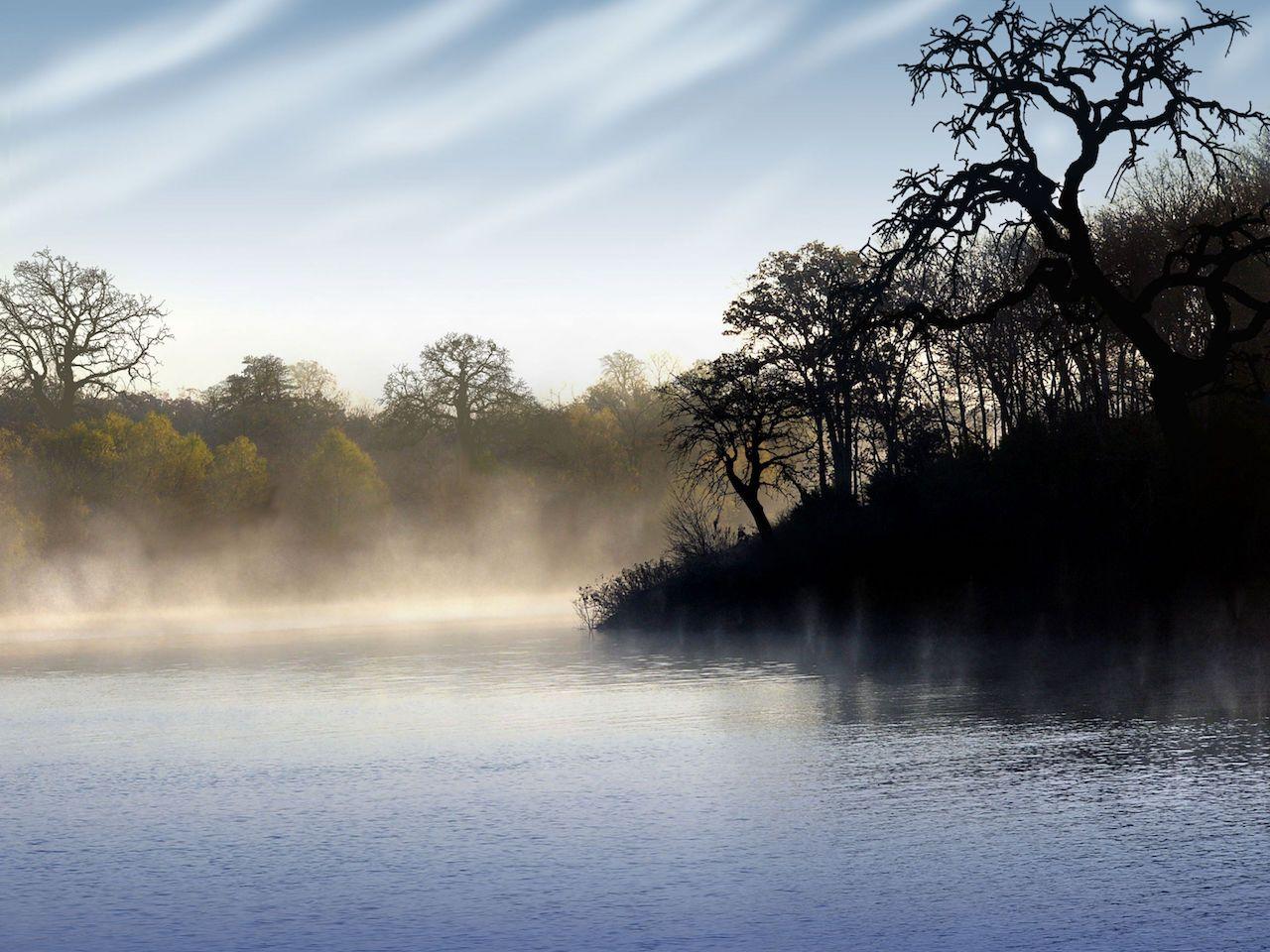 Nebbia mattutina sul lago Lewisville in Texas