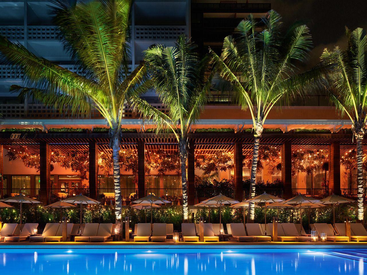 Hotel Edition a Miami accanto alla piscina di notte