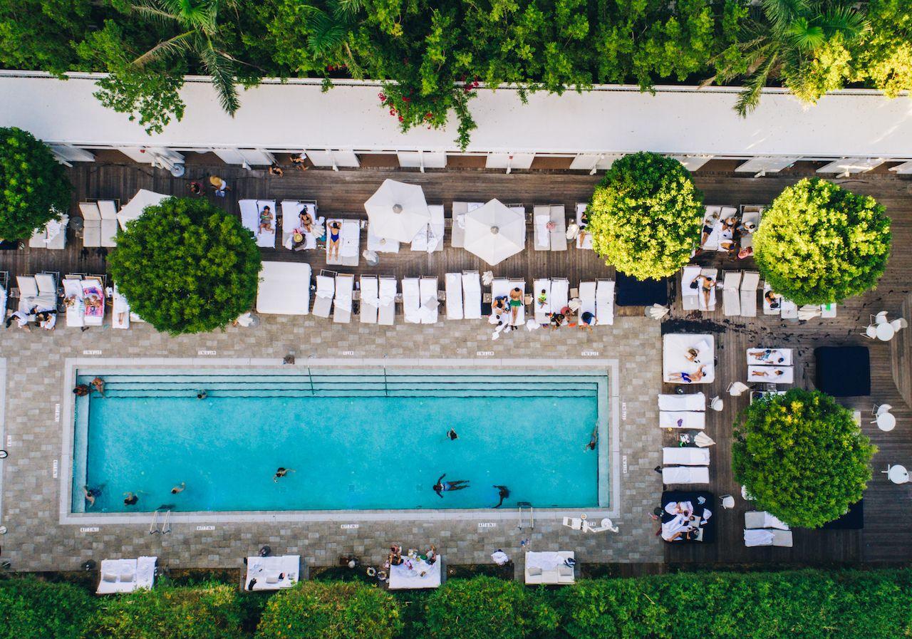 Vista aerea di una piscina d'hotel a Miami