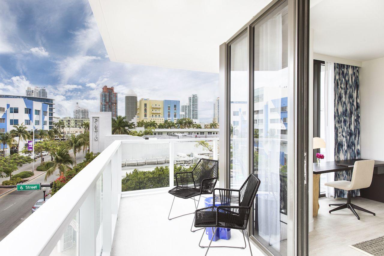 Patio della camera per gli ospiti al Kimpton Anglers di Miami