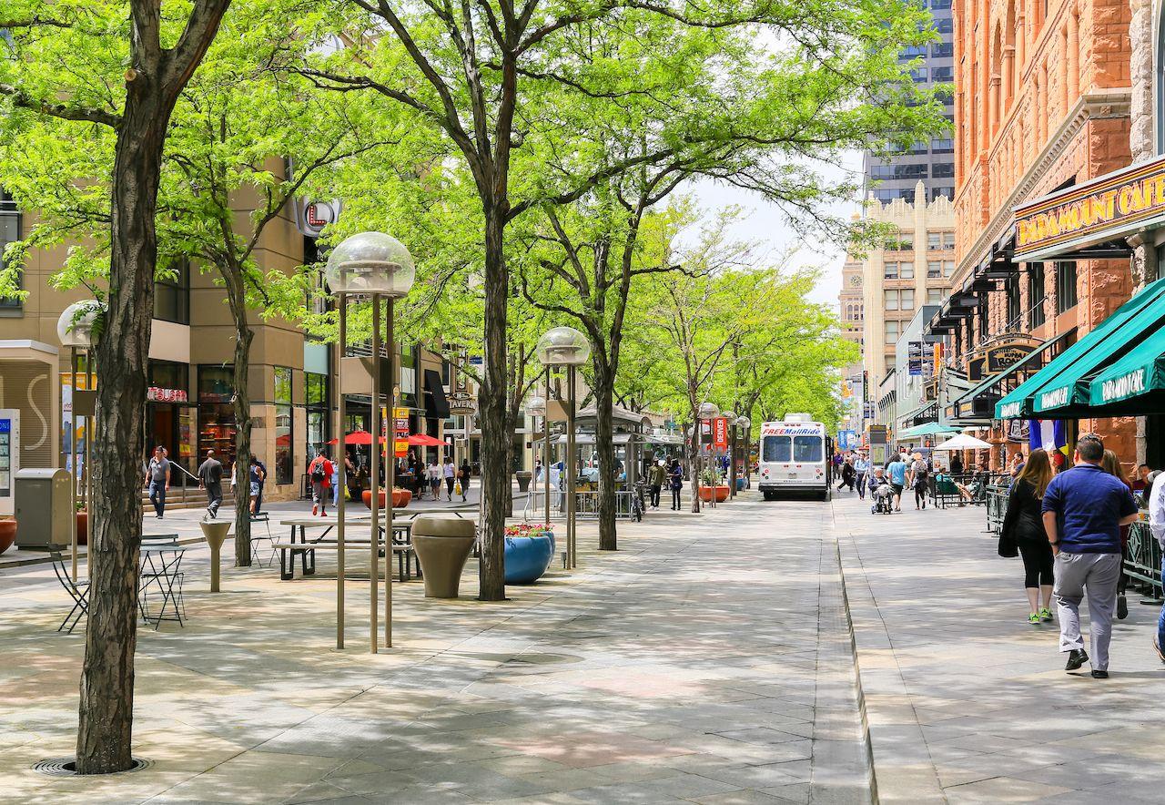 Il 16th Street Mall nel centro di Denver con negozi e caffè