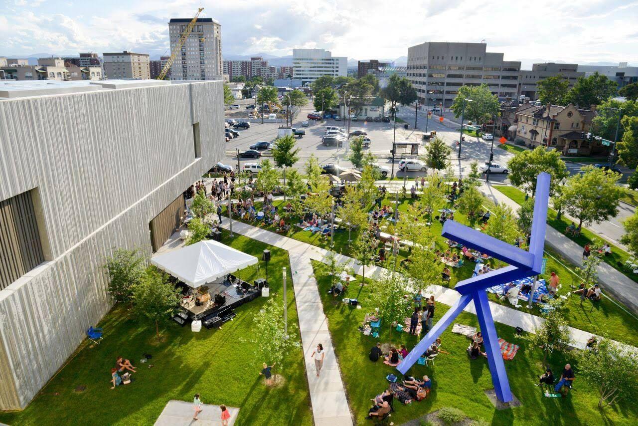 Persone che si rilassano sull'erba vicino al Museo d'Arte di Denver