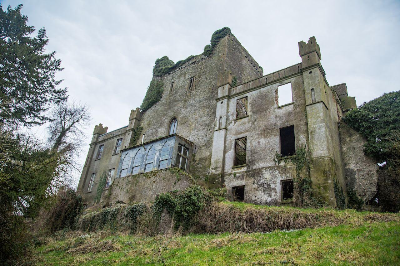Cortile del Leap Castle, Co Offaly, Irlanda