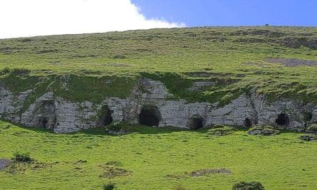 D8JBW5 Keshcorran caves cliffs.stockphoto